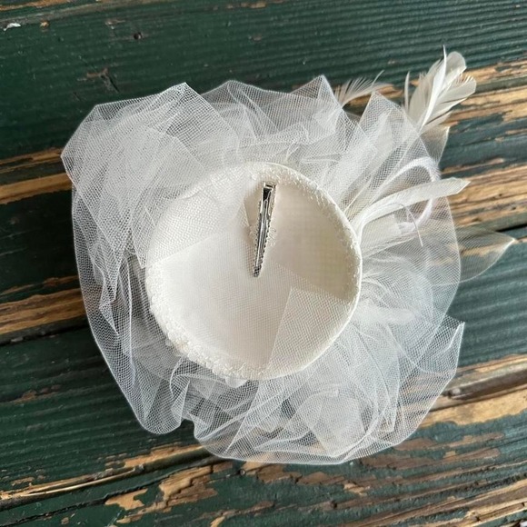 David's Bridal white flower hair clip hat - Picture 2 of 6